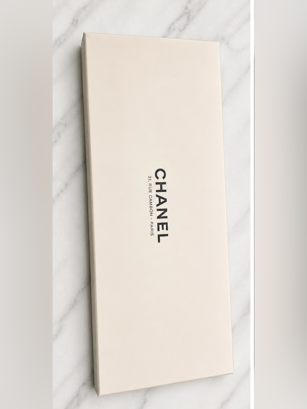 CHANEL 31 Rue Carbon bob White and Black Logo Gift Box